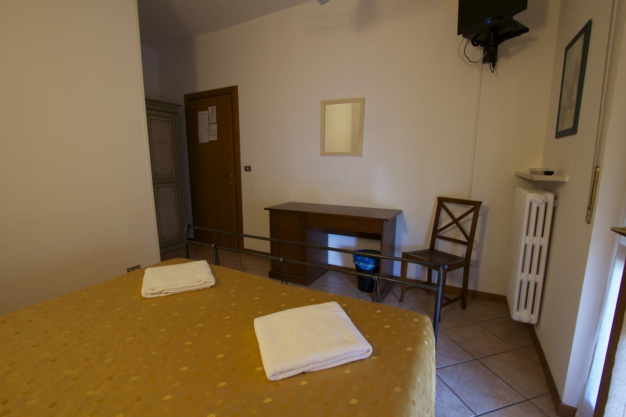 Albergo Tavernetta Castelnuovo del Garda Esterno foto
