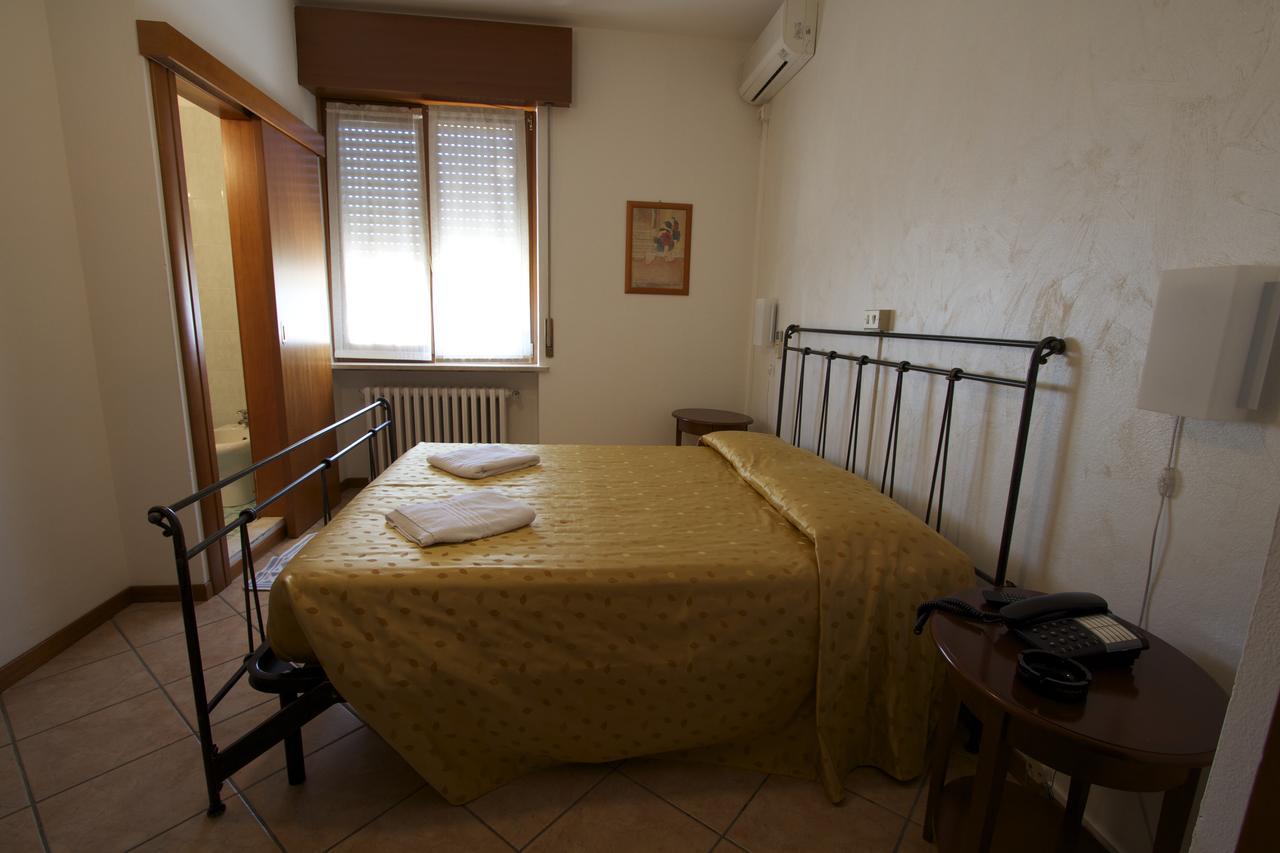Albergo Tavernetta Castelnuovo del Garda Esterno foto