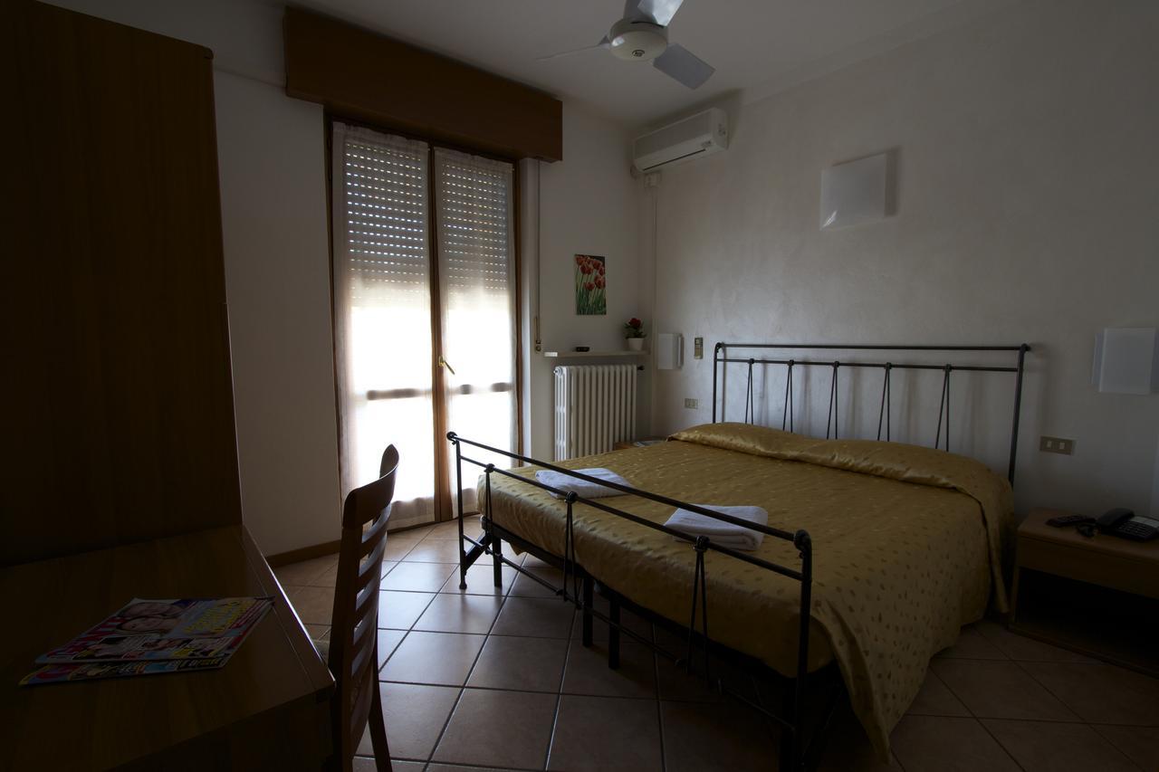 Albergo Tavernetta Castelnuovo del Garda Esterno foto