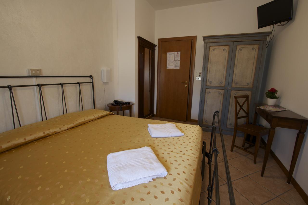 Albergo Tavernetta Castelnuovo del Garda Esterno foto