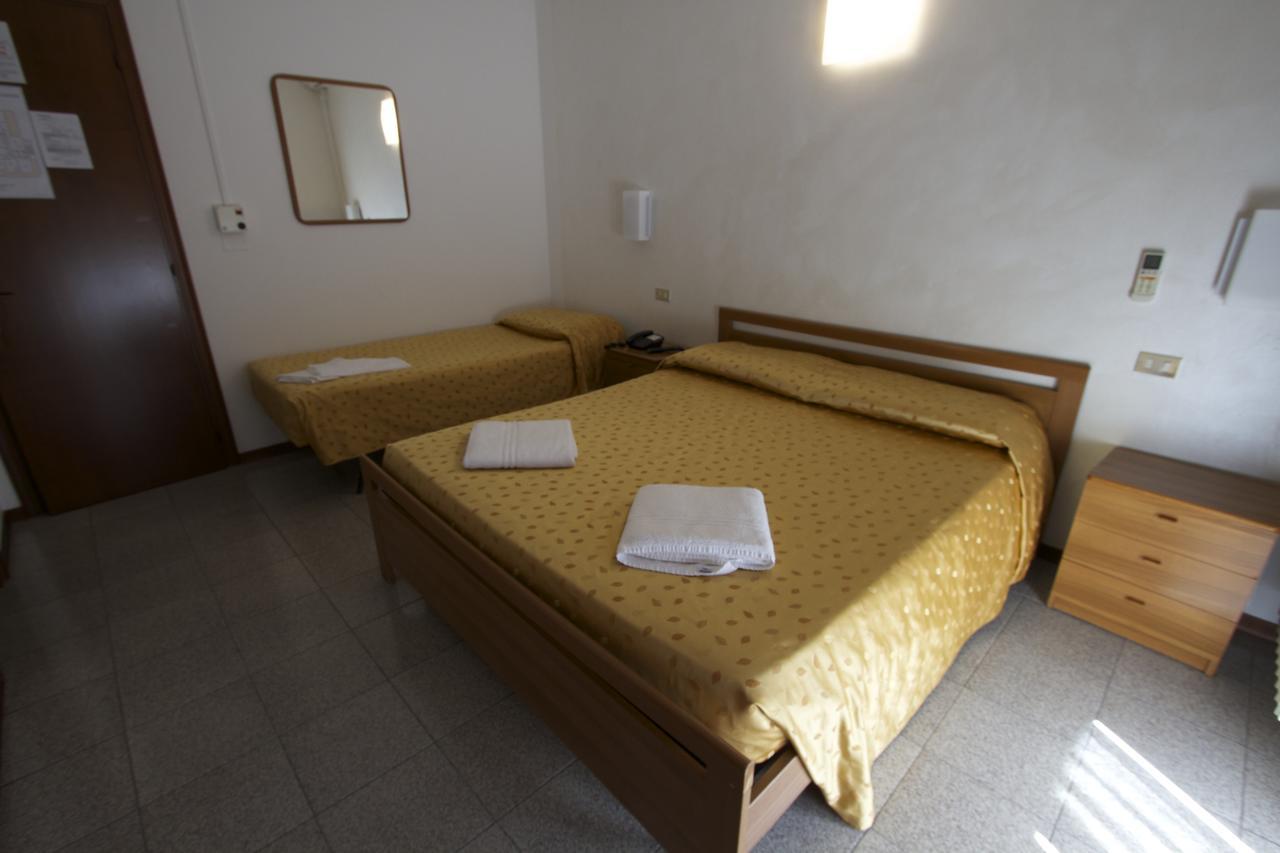 Albergo Tavernetta Castelnuovo del Garda Esterno foto